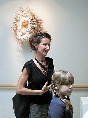 Caroline Laengerer vor einem Exponat