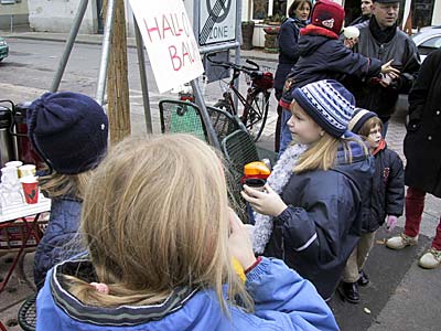 Kinder trinken Punsch