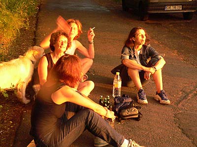 4 Ladies sitzen auf der Straße und trinken Bier