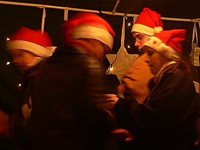 Junge Glühweinverkäufer mit Nikolausmützen