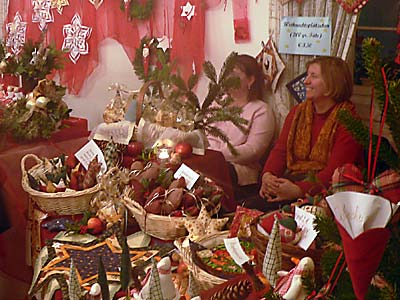 Blick in den Rathaussaal mit Verkaufsständen