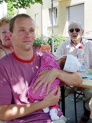 Mann mit Baby, alter Mann.