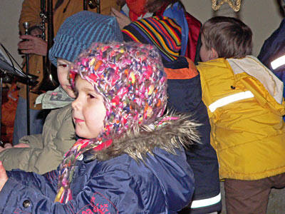 Kinder stehen im Brunnen