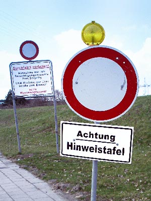 Schild mit Beschriftung: Achtung Hinweistafel