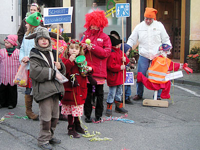 Kinder demonstrieren vor der Linde für mehr Verkehrssicherheit
