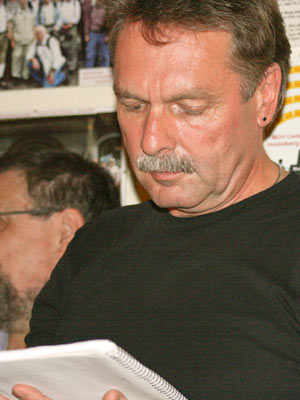 Hans-Jürgen Fuchs schreibt mit