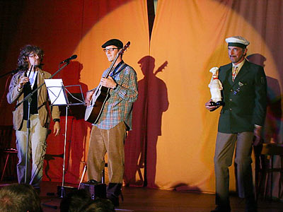 Max Nix mit Porzelankellnerfigur