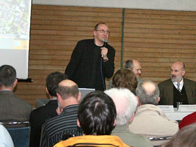 Uwe Bellm am Mikrofon und Raban vo der Malsburg