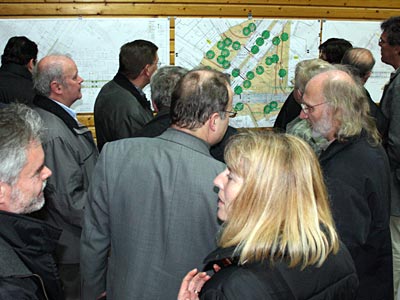 Menschen diskutieren die Umbaupläne