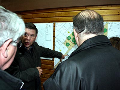 Menschen diskutieren die Umbaupläne