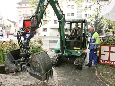 Raban von der Malsburg sitzt im Bagger