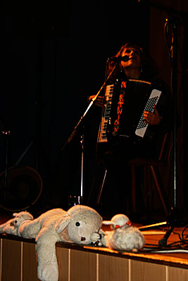 Martina Baumann mit Kuscheltieren