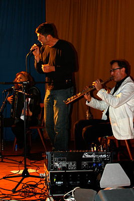 Blick auf die Bühne mit den drei Musikern