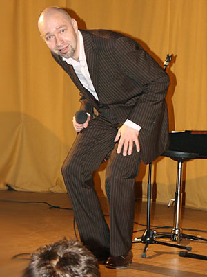 Arnim Töpel in gebückter Haltung