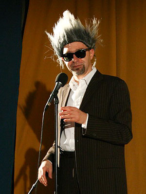 Arnim Töpel mit wilder Perücke