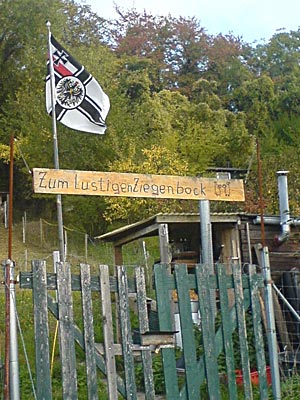 Die Flagge im Garten