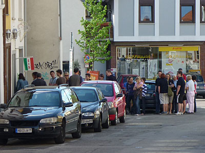 Schlange vor der Eisdiele