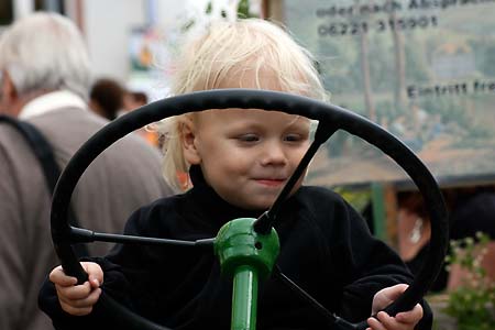 Kind am Steuer des Kerwetraktors