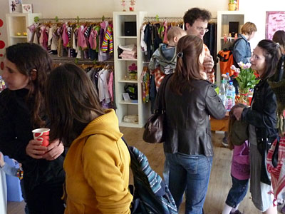 gut gefüllter Verkaufsraum …