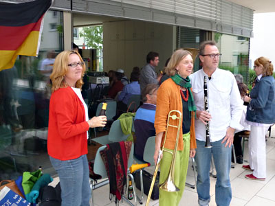 Vor dem TaT stehen Menschen