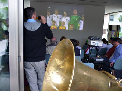 Blick auf die Leinwand. Vorne eine Tuba.