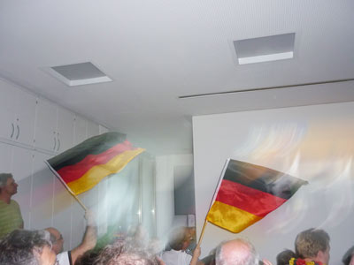 Fahnen werden geschwenkt