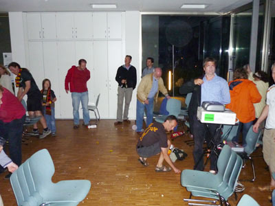 Im Saal wird aufgeräumt.