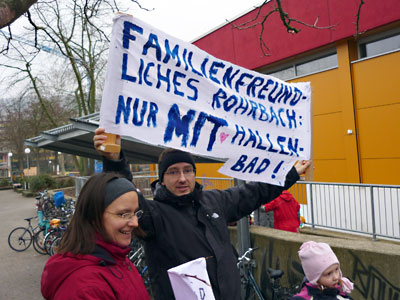 Familie mit Transparent: Familienfreundliches Rohrbach nur mit Hallenbad!
