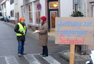 Zwei Akteure mit Schild 