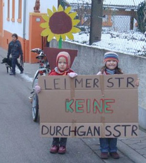 Kinder mit Schild_ Leimer Straße Keine Durchgangstraße