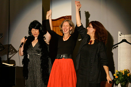 Dörte Pommerien, Anne Kloos und Gunilla Weber verbeugen sich