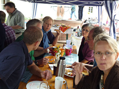 Blick auf Frühstückende