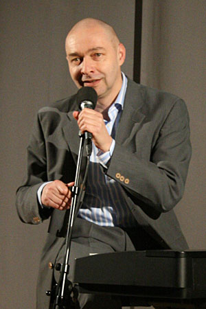 Arnim Töpel am Mikrofon