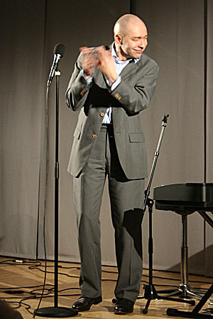 Arnim Töpel klatsch in die Hände und auf seine Wangen