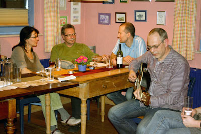 abendliches Zusammensitzen mit Gitarrenmusik abendliches Zusammensitzen mit Gitarrenmusik