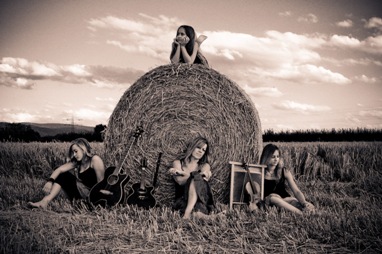 files/bilder/2014/2015_02_Licht _in_der_Dunkelheit_Lily_und_Co/pic fiddlin about front cover.jpg files/bilder/2014/2015_02_Licht _in_der_Dunkelheit_Lily_und_Co/pic fiddlin about front cover.jpg