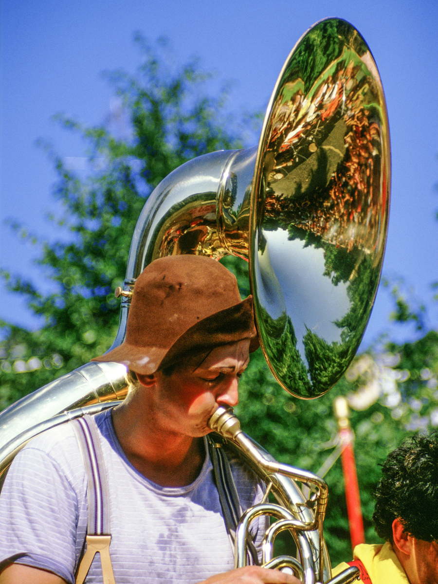 Thomas Nigl 1983 mit Sousaphon.