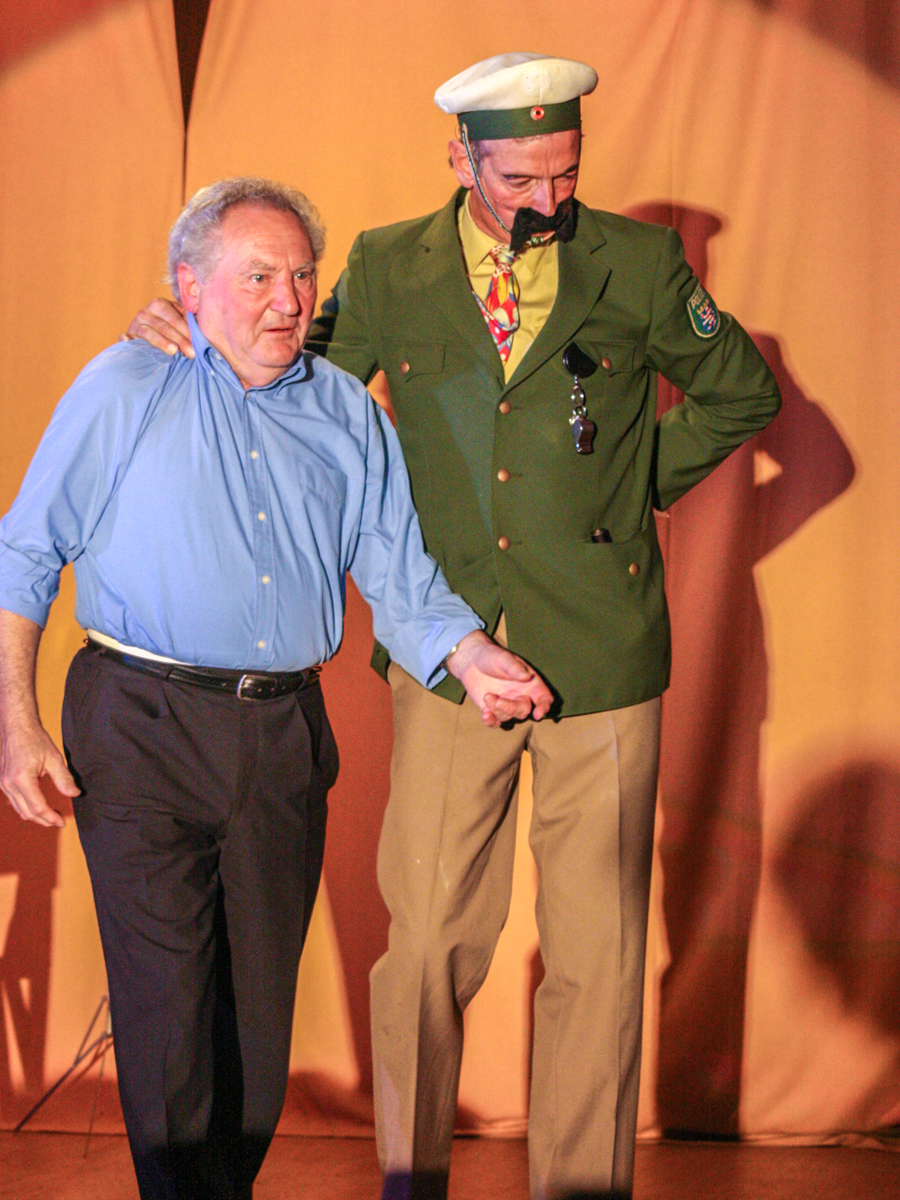 Thomas Nigl führt als Polizist verkleidet Gustav Knauber von der Bühne des Roten Ochsen ab.