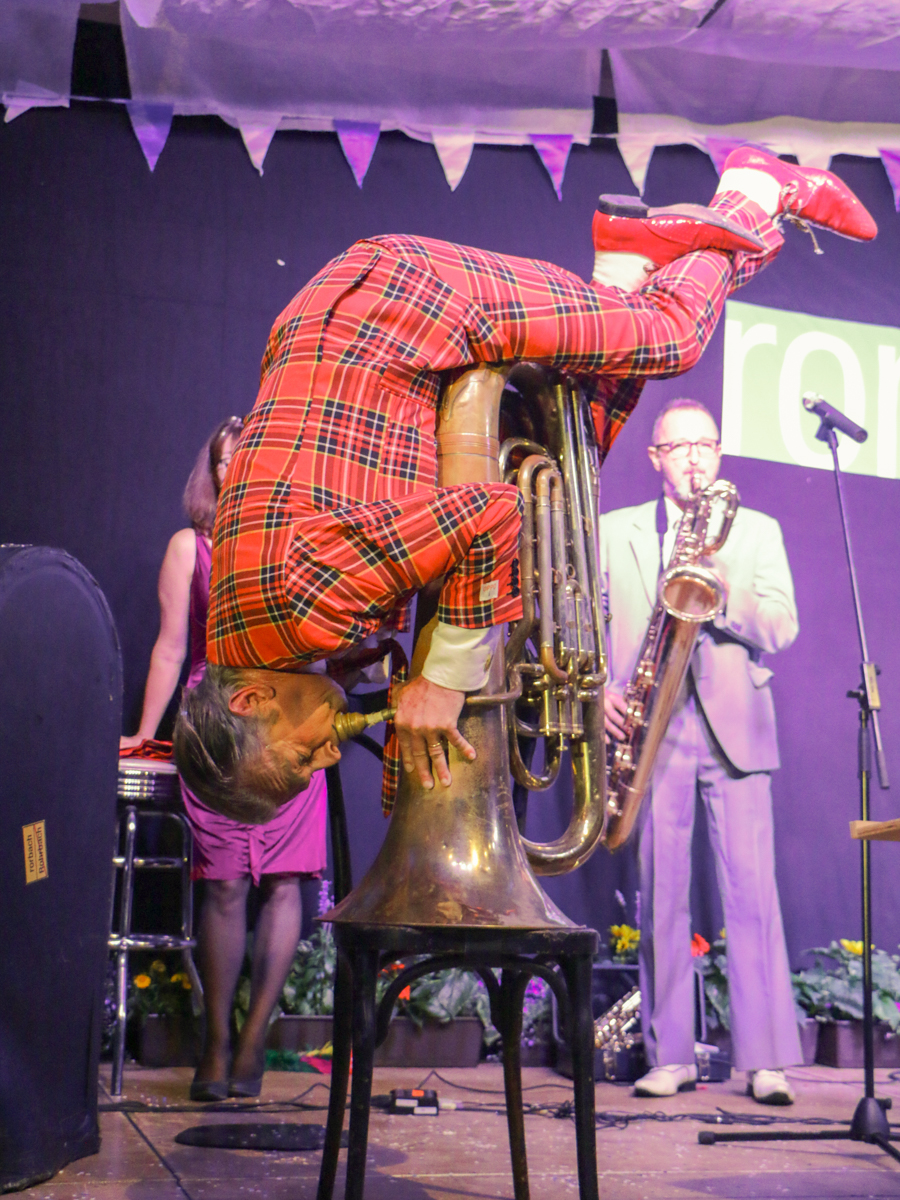 Thomas Nigl bei der rorcultur 2016. Kopfstand mit Tuba.
