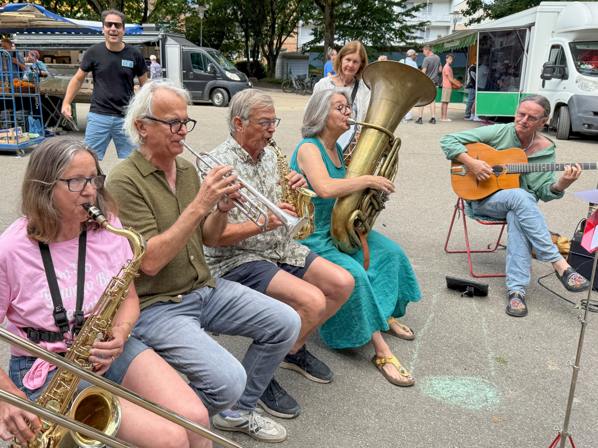 Auftritt des NaBaKra auf dem Rohrbacher Wochenmarkt am 12. Juli 2025. Thomas Nigl am Tenorsaxofon.